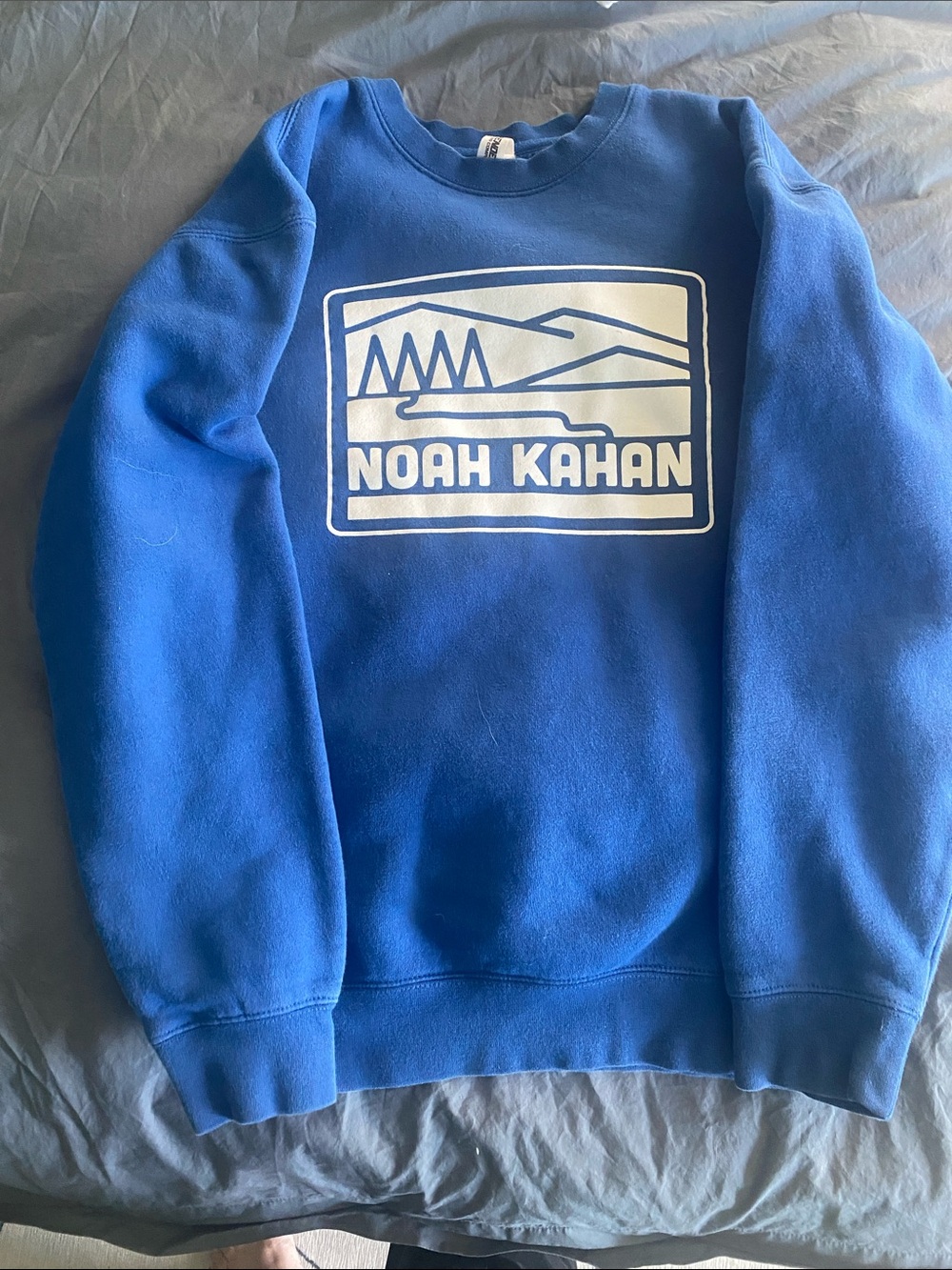 Noah Kahan blue pullover
